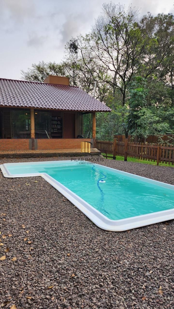 Casa com 2 dormitórios, piscina em terreno totalmente arborizado.