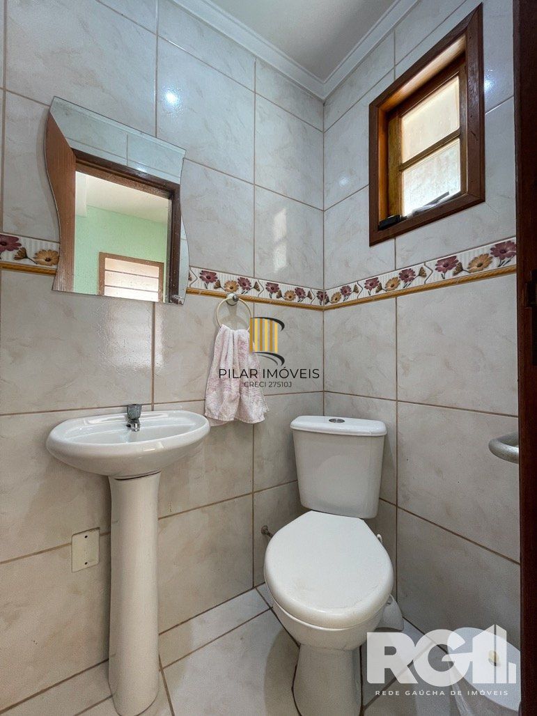 Casa mobiliada com 3 dormitórios e piscina.