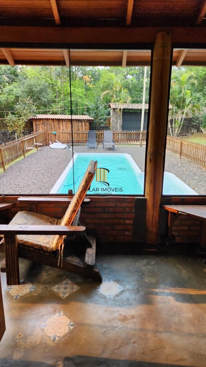 Casa com 2 dormitórios, piscina em terreno totalmente arborizado.