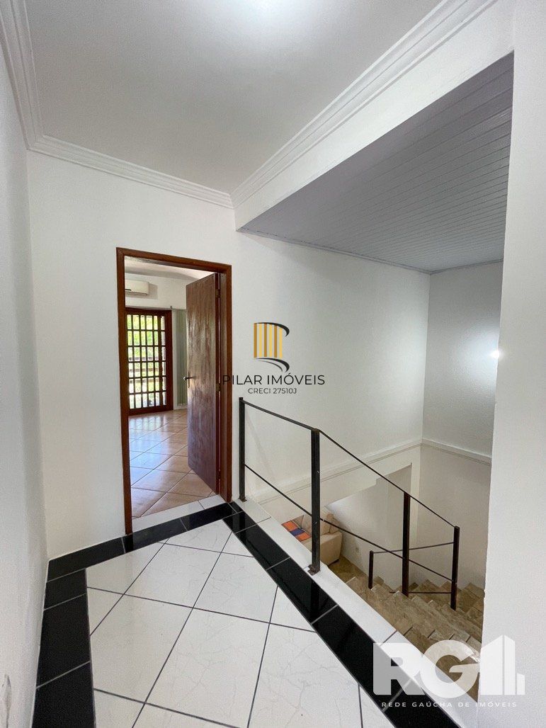Casa mobiliada com 3 dormitórios e piscina.