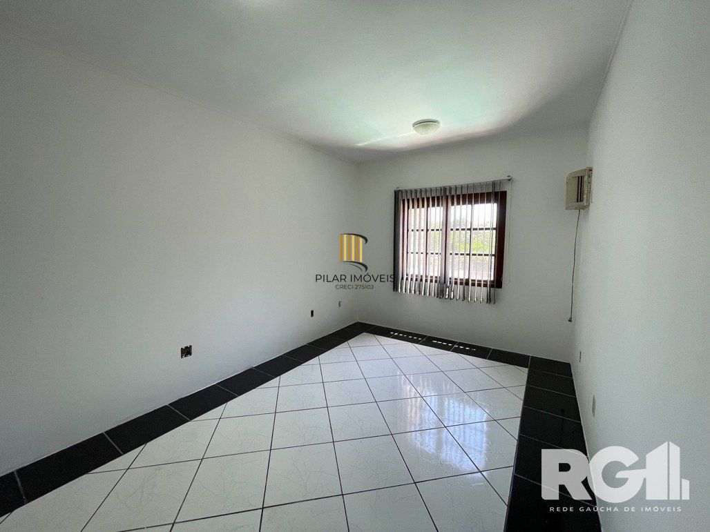 Casa mobiliada com 3 dormitórios e piscina.