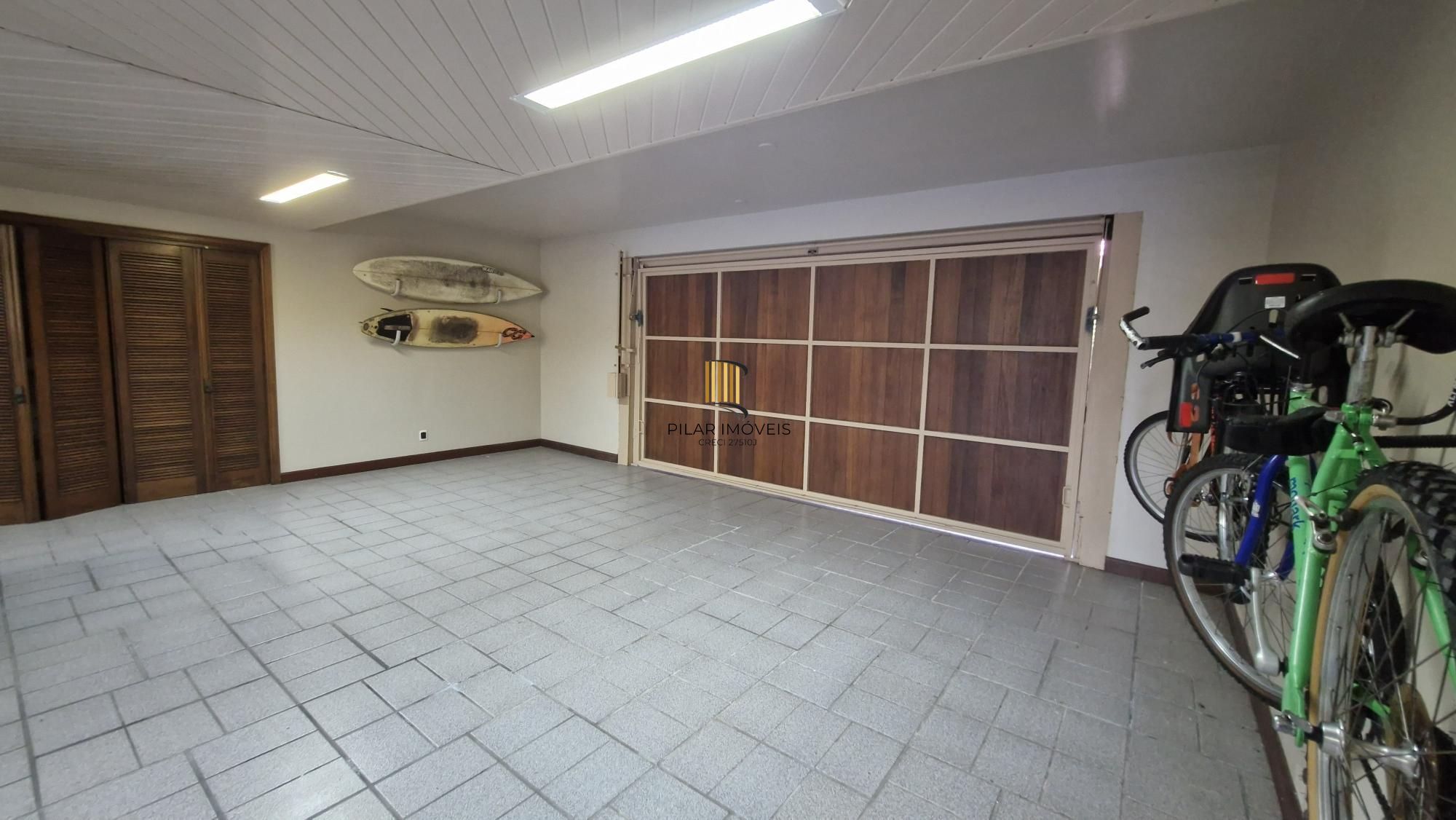 Residência de alto padrão no CONDOMÍNIO HORIZONTAL JARDIM DO SOL na zona sul de Porto Alegre