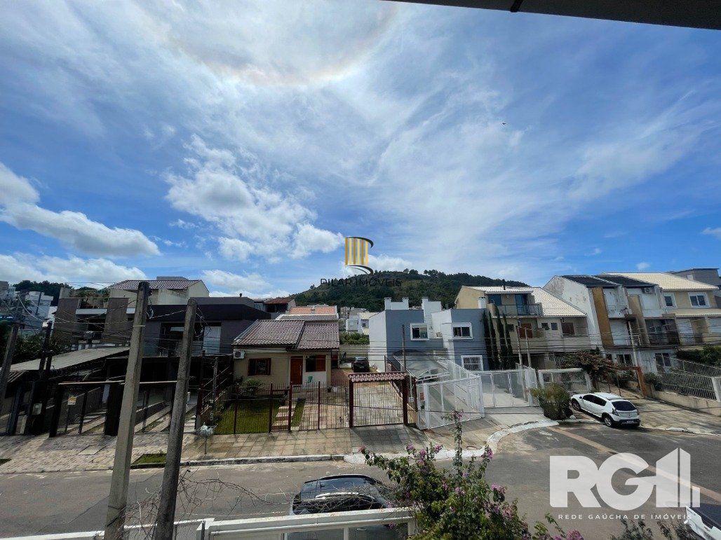Bela casa três dormitórios localizada nos altos do bairro Guarujá