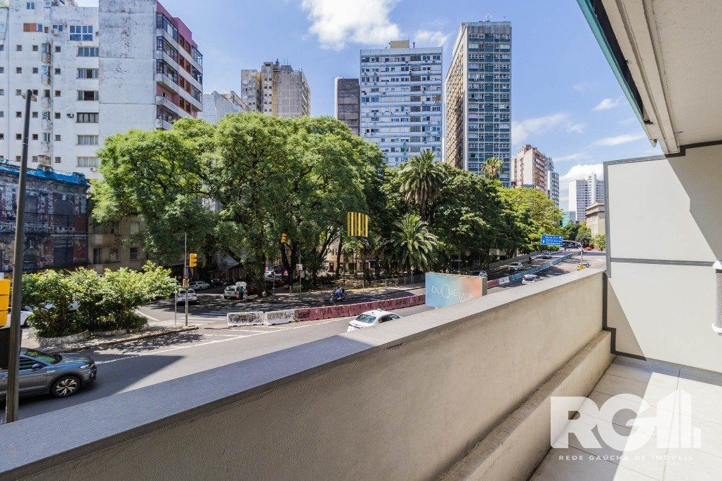 Studio localizado no Centro Histórico de Porto Alegre, uma das ruas mais charmosas e antigas de Porto Alegre. - Pilar Imóveis