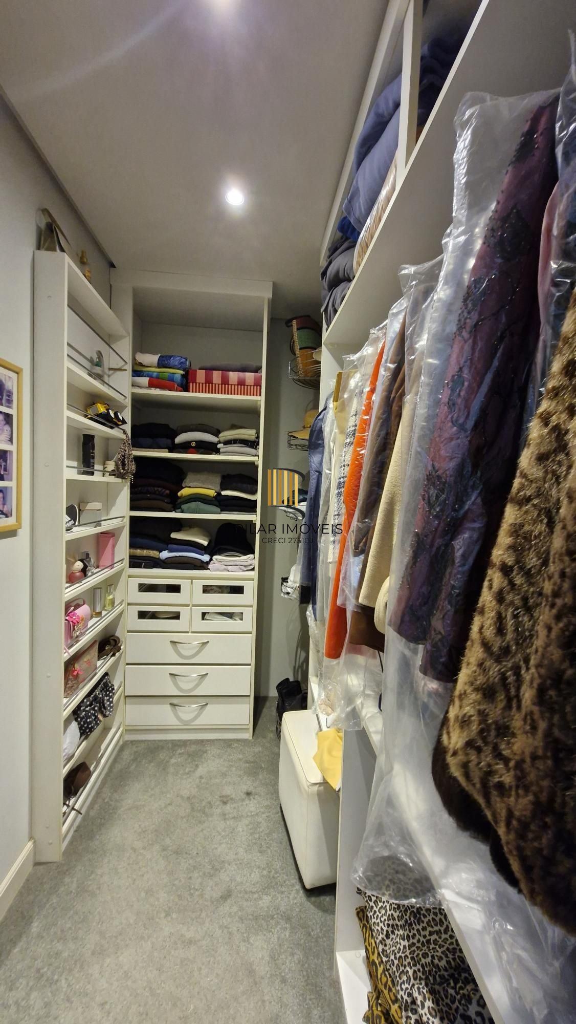 Residência de alto padrão no CONDOMÍNIO HORIZONTAL JARDIM DO SOL na zona sul de Porto Alegre