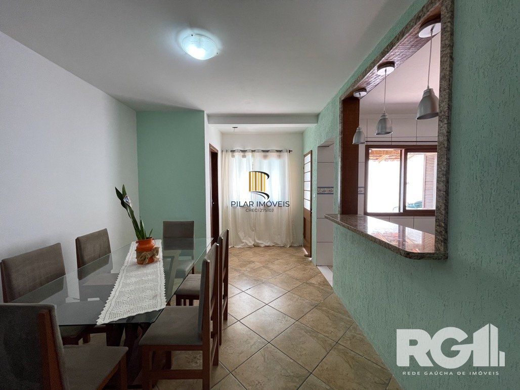 Casa mobiliada com 3 dormitórios e piscina.