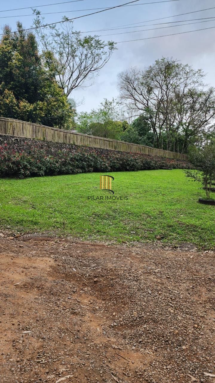 Casa com 2 dormitórios, piscina em terreno totalmente arborizado.