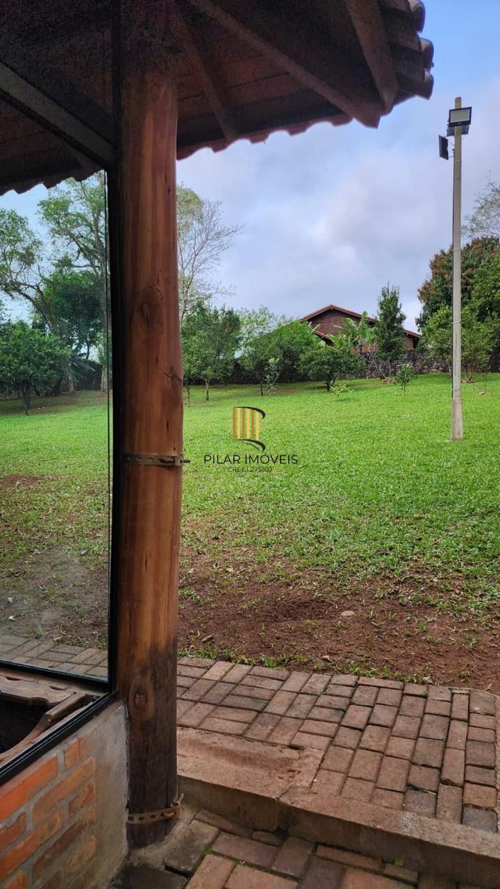 Casa com 2 dormitórios, piscina em terreno totalmente arborizado.