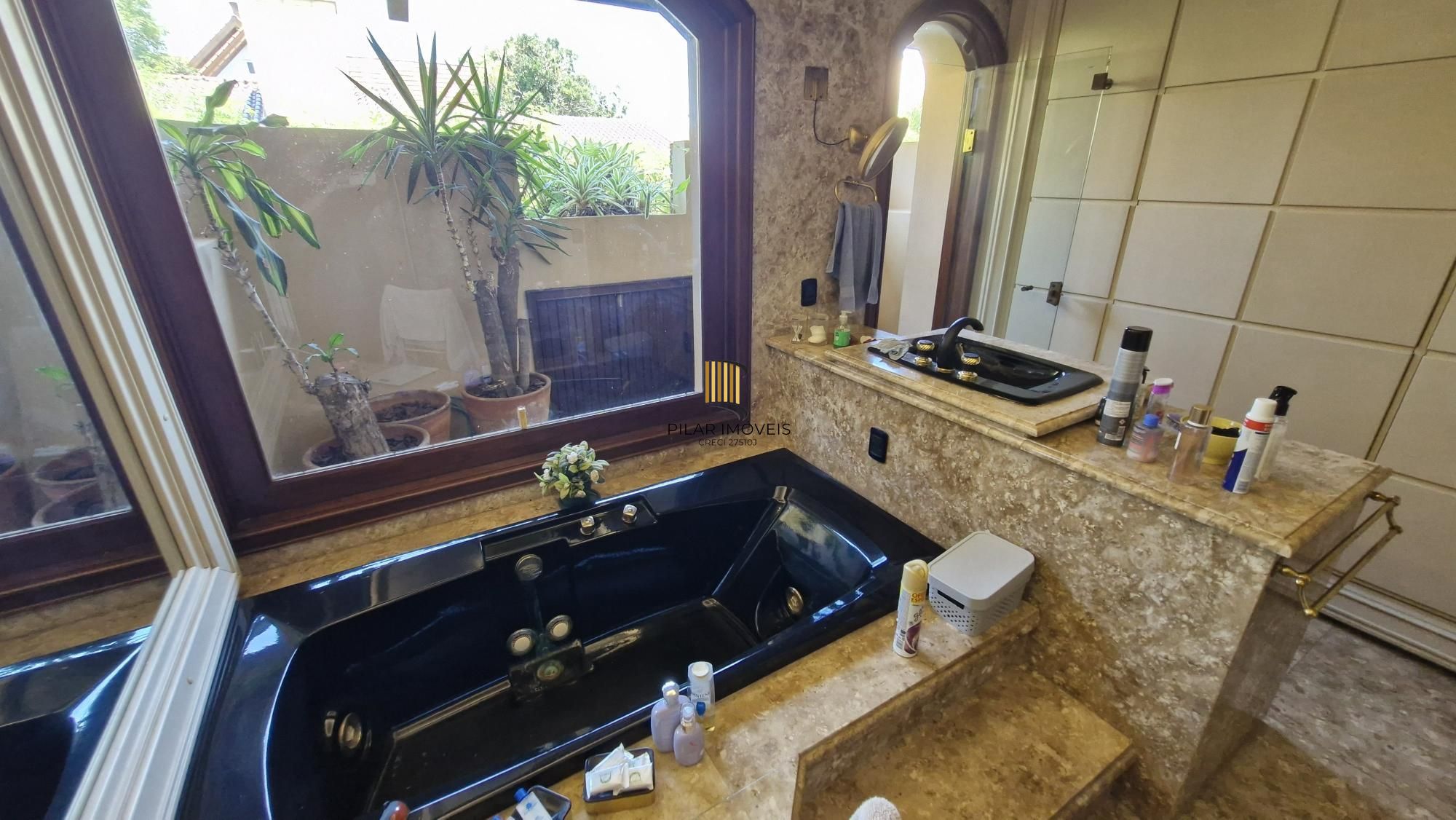 Residência de alto padrão no CONDOMÍNIO HORIZONTAL JARDIM DO SOL na zona sul de Porto Alegre