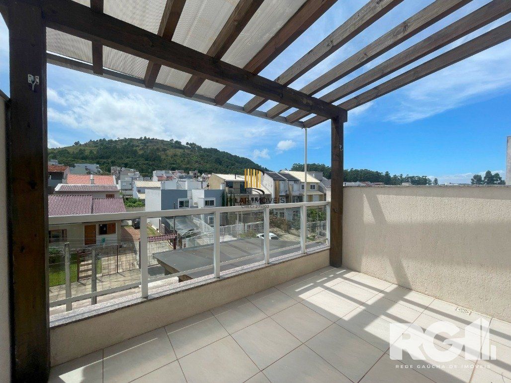Bela casa três dormitórios localizada nos altos do bairro Guarujá