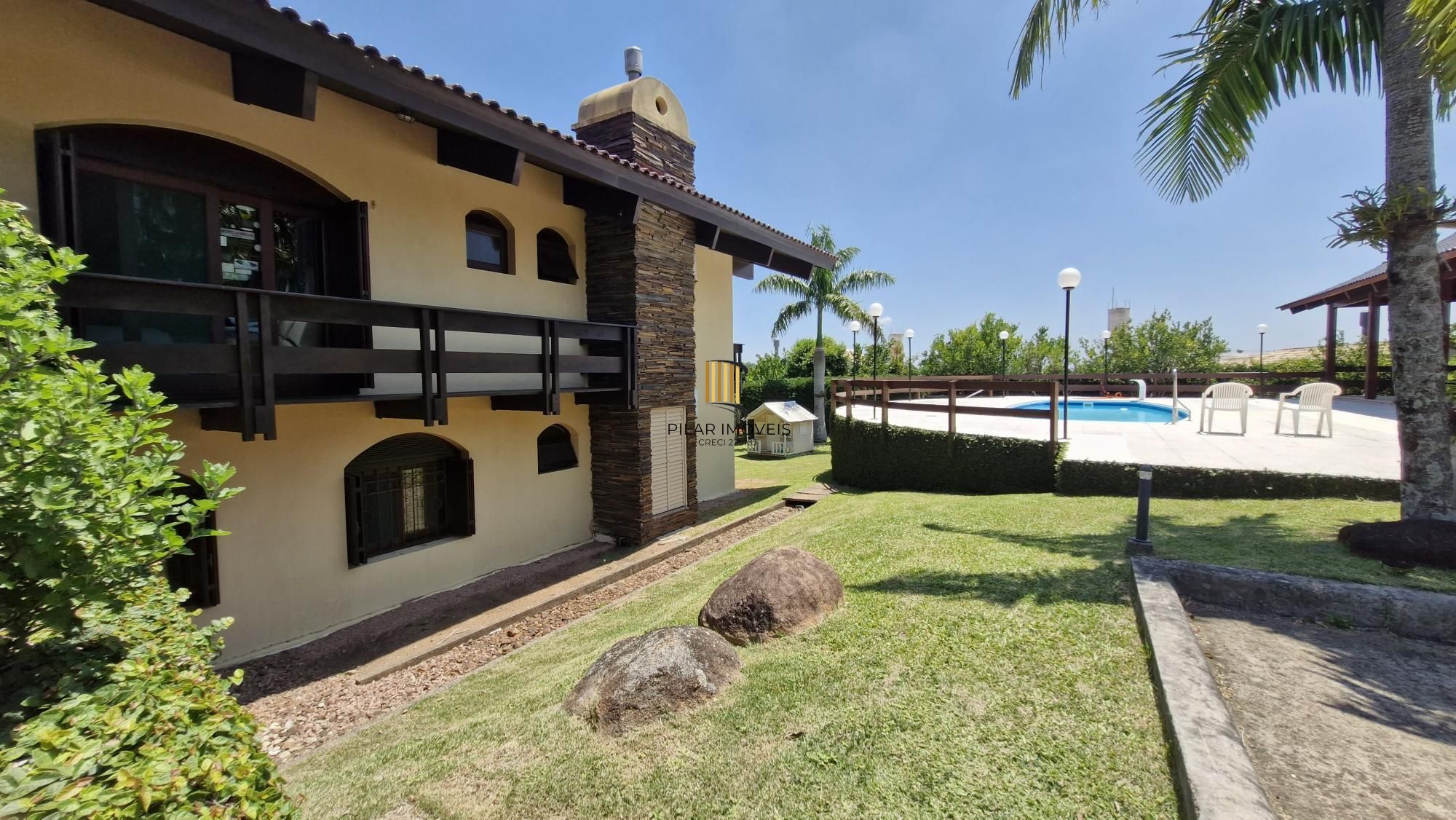 Residência de alto padrão no CONDOMÍNIO HORIZONTAL JARDIM DO SOL na zona sul de Porto Alegre