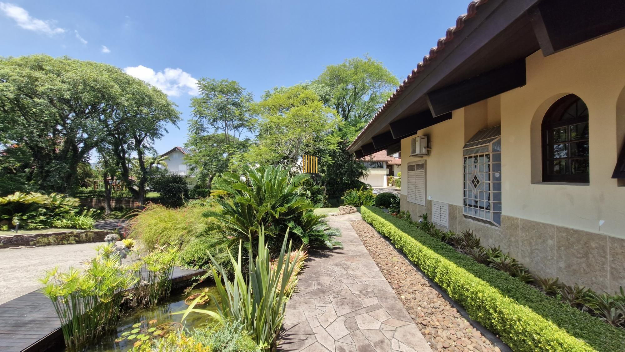 Residência de alto padrão no CONDOMÍNIO HORIZONTAL JARDIM DO SOL na zona sul de Porto Alegre