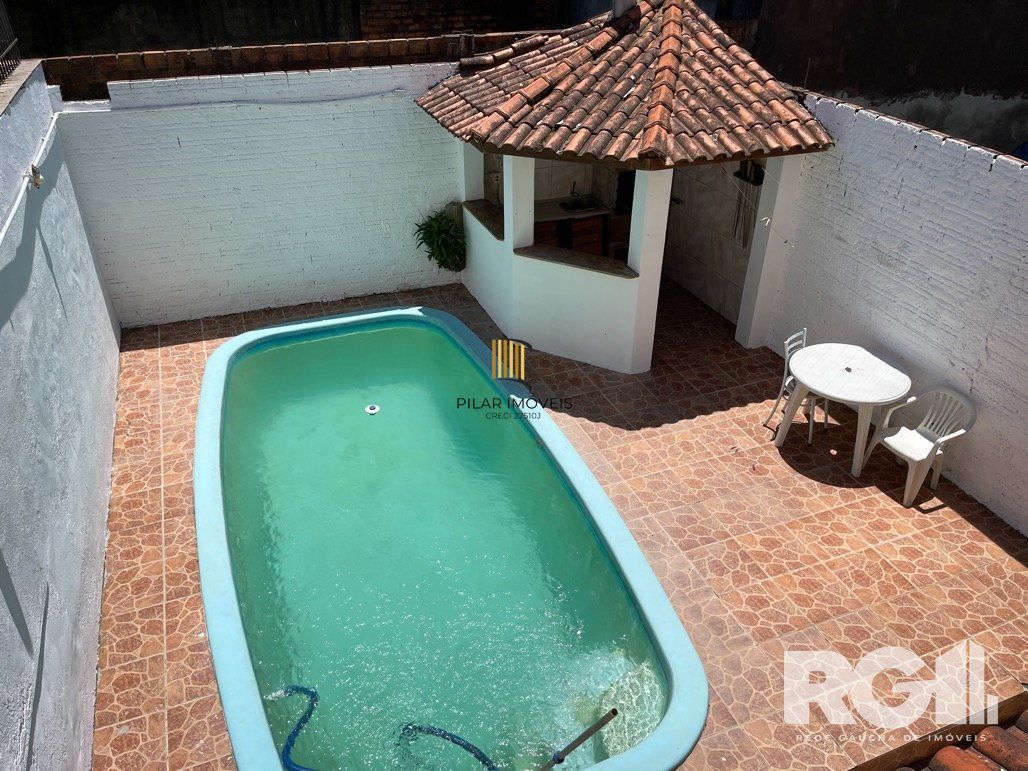 Casa mobiliada com 3 dormitórios e piscina.