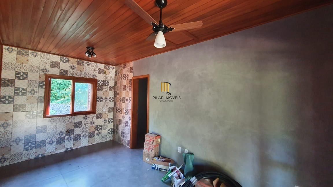 Casa com 2 dormitórios, piscina em terreno totalmente arborizado.