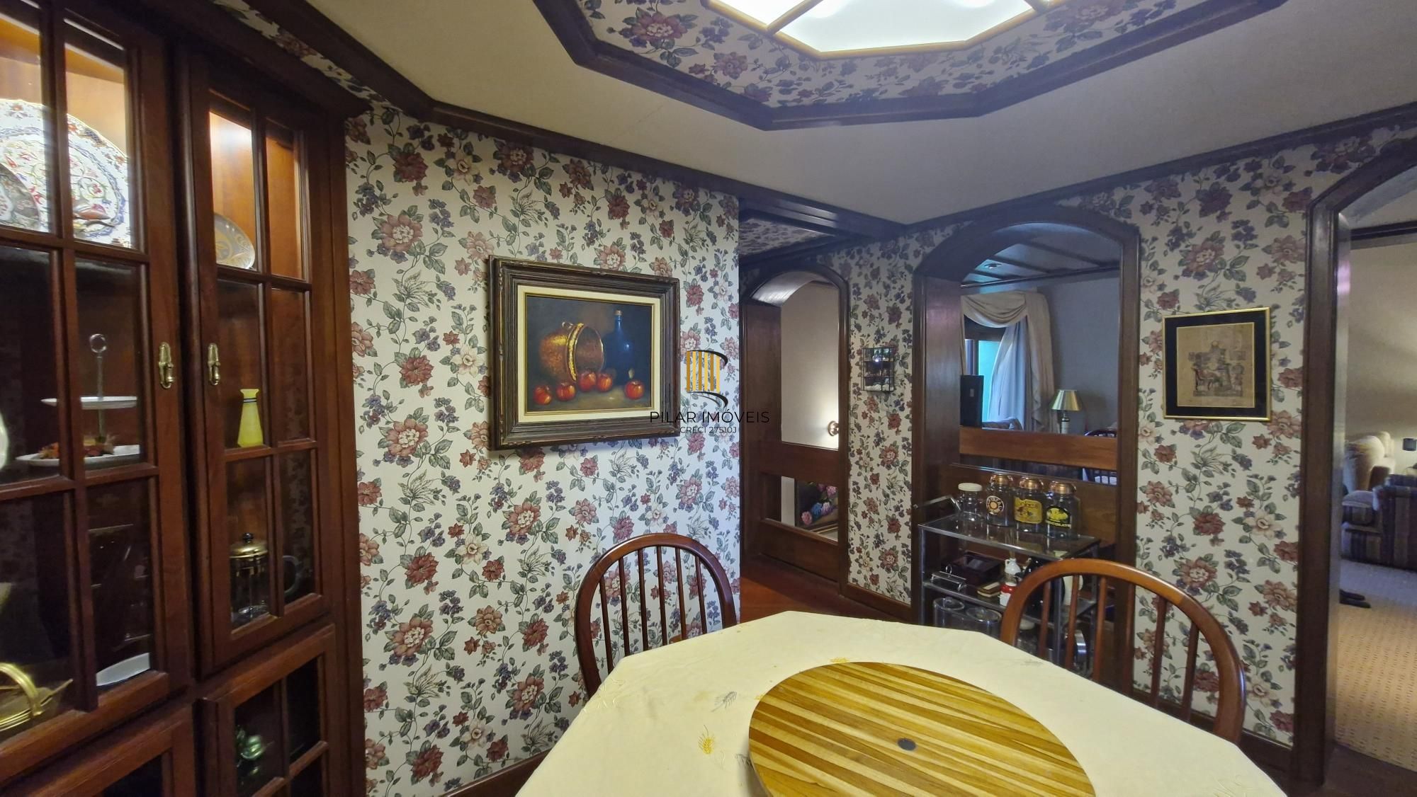 Residência de alto padrão no CONDOMÍNIO HORIZONTAL JARDIM DO SOL na zona sul de Porto Alegre