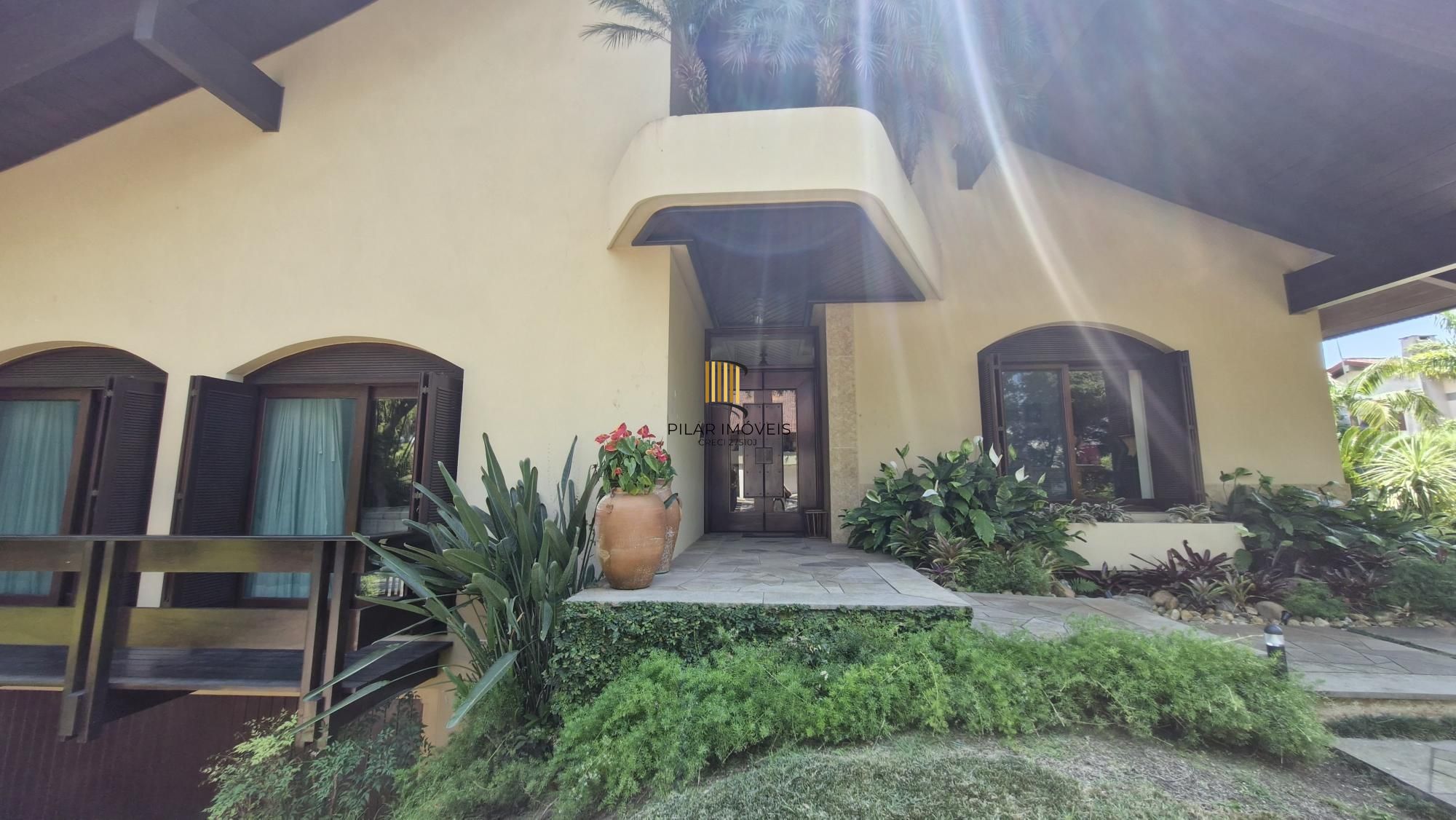 Residência de alto padrão no CONDOMÍNIO HORIZONTAL JARDIM DO SOL na zona sul de Porto Alegre