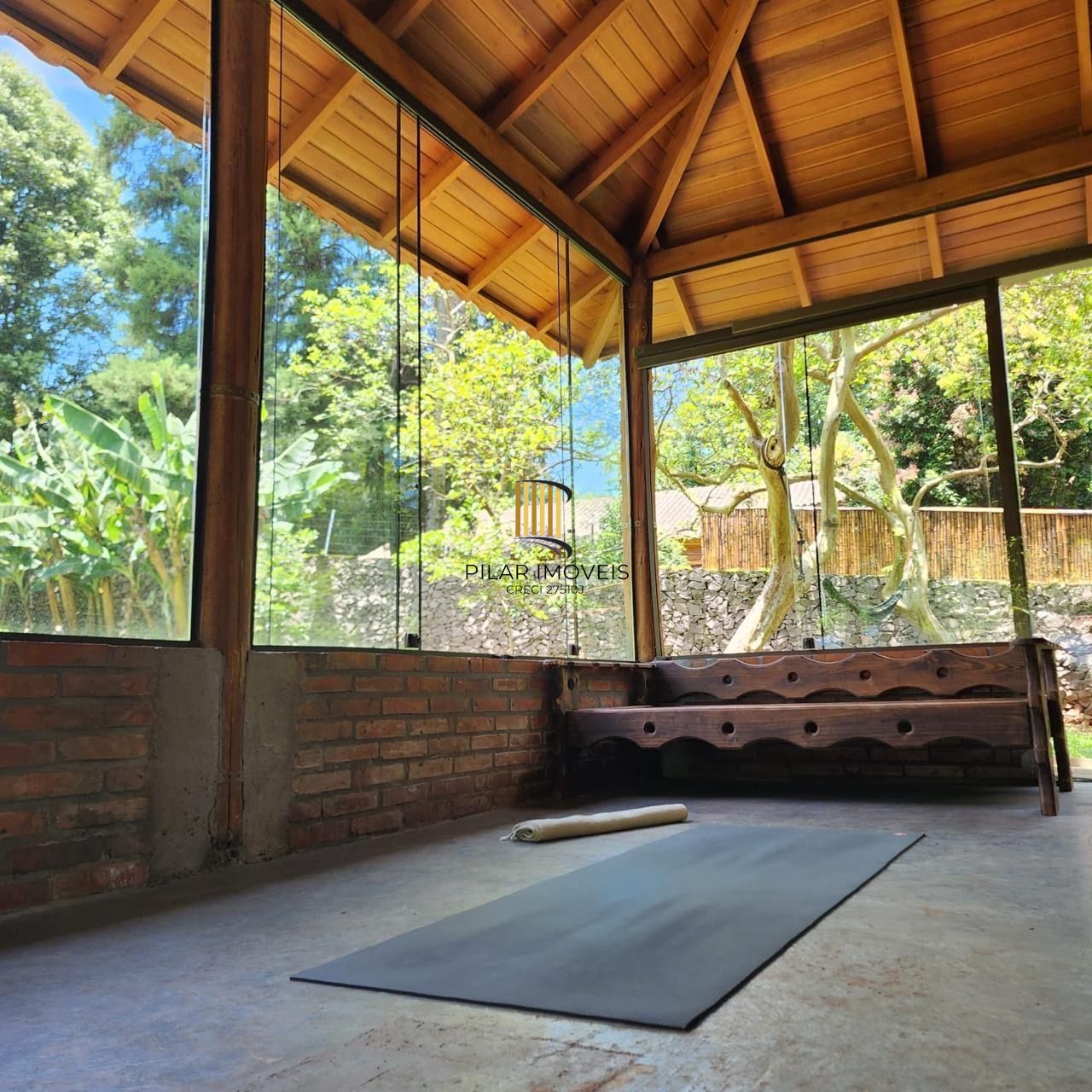 Casa com 2 dormitórios, piscina em terreno totalmente arborizado.