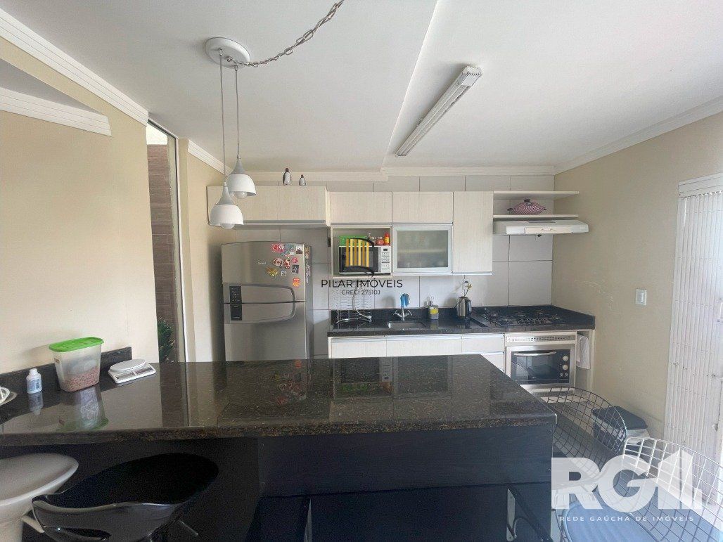 Bela casa três dormitórios localizada nos altos do bairro Guarujá