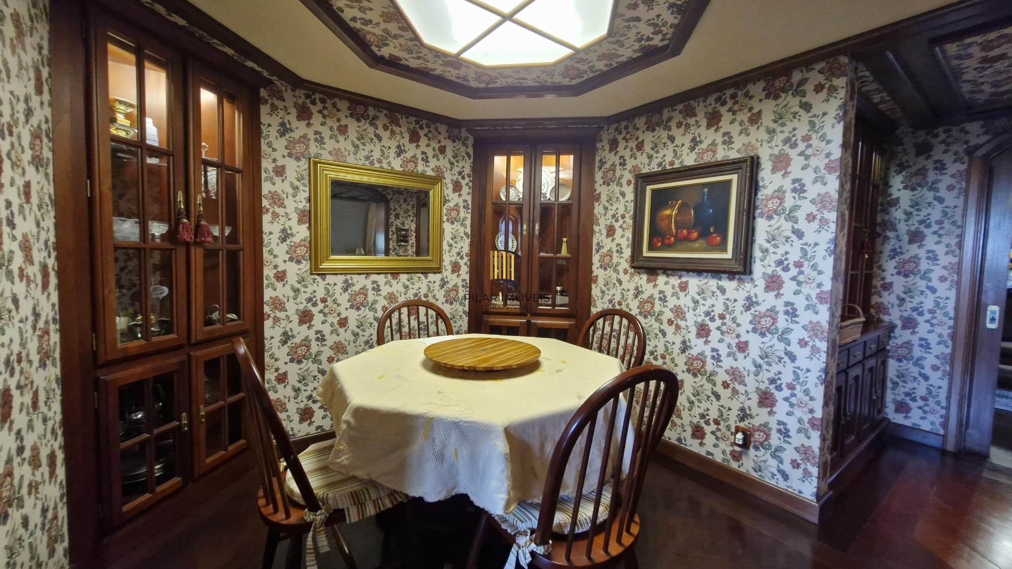 Residência de alto padrão no CONDOMÍNIO HORIZONTAL JARDIM DO SOL na zona sul de Porto Alegre