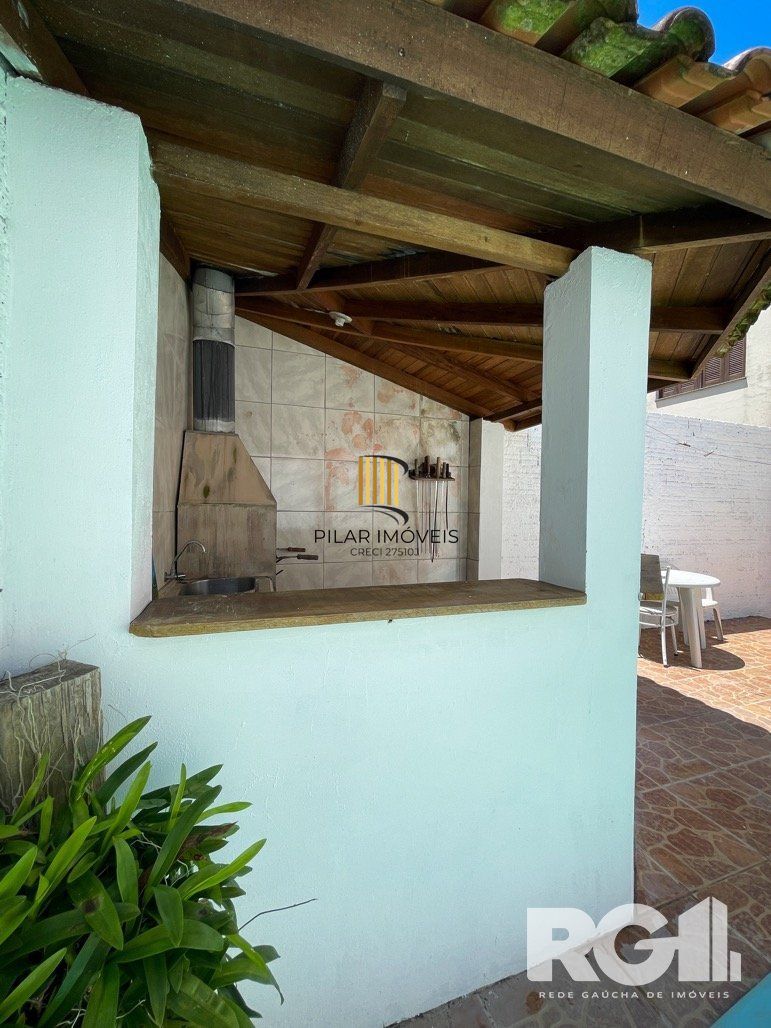 Casa mobiliada com 3 dormitórios e piscina.