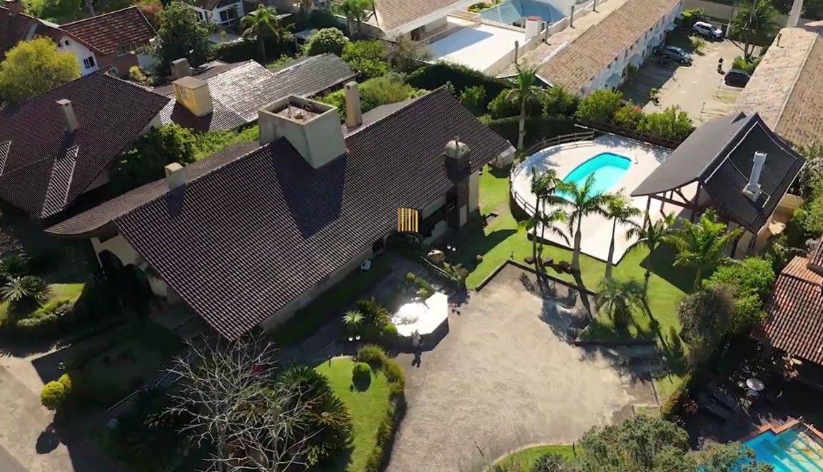 Residência de alto padrão no CONDOMÍNIO HORIZONTAL JARDIM DO SOL na zona sul de Porto Alegre