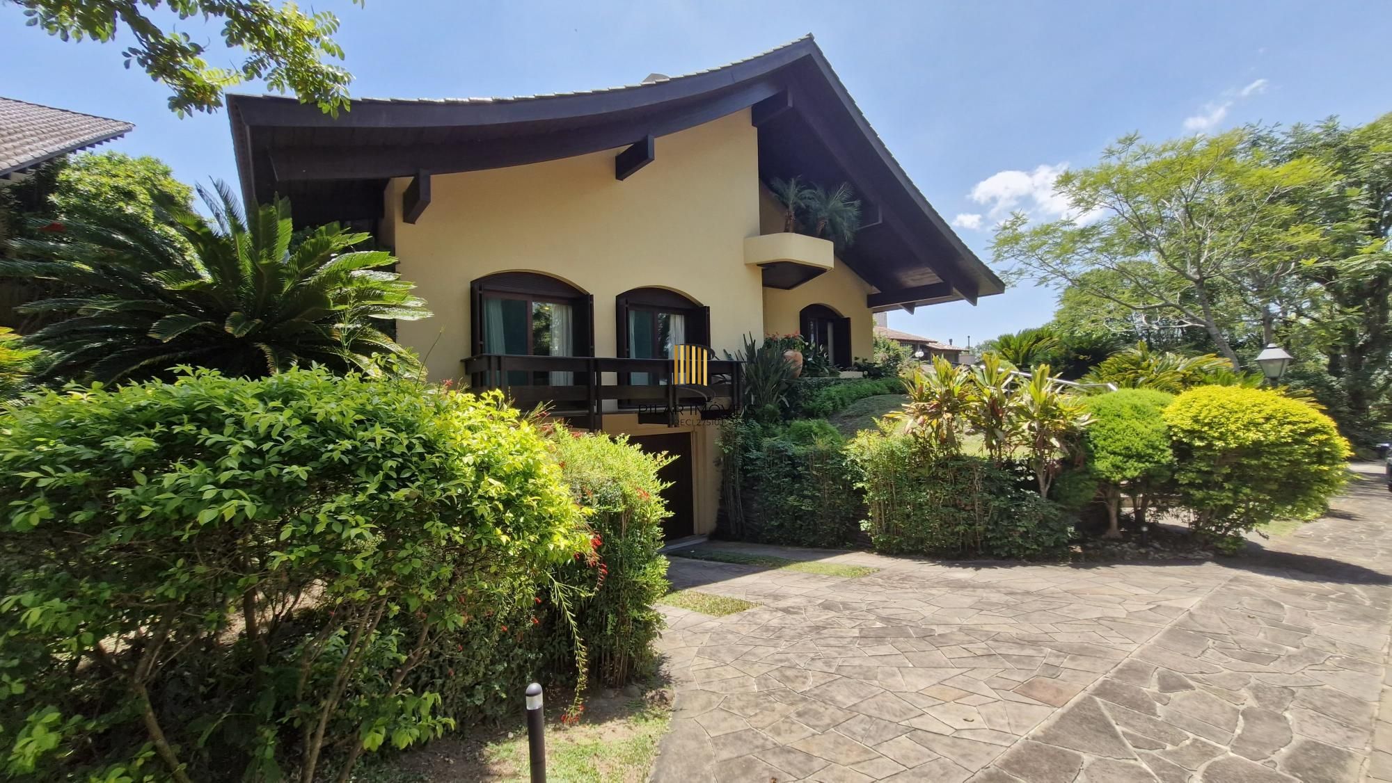 Residência de alto padrão no CONDOMÍNIO HORIZONTAL JARDIM DO SOL na zona sul de Porto Alegre