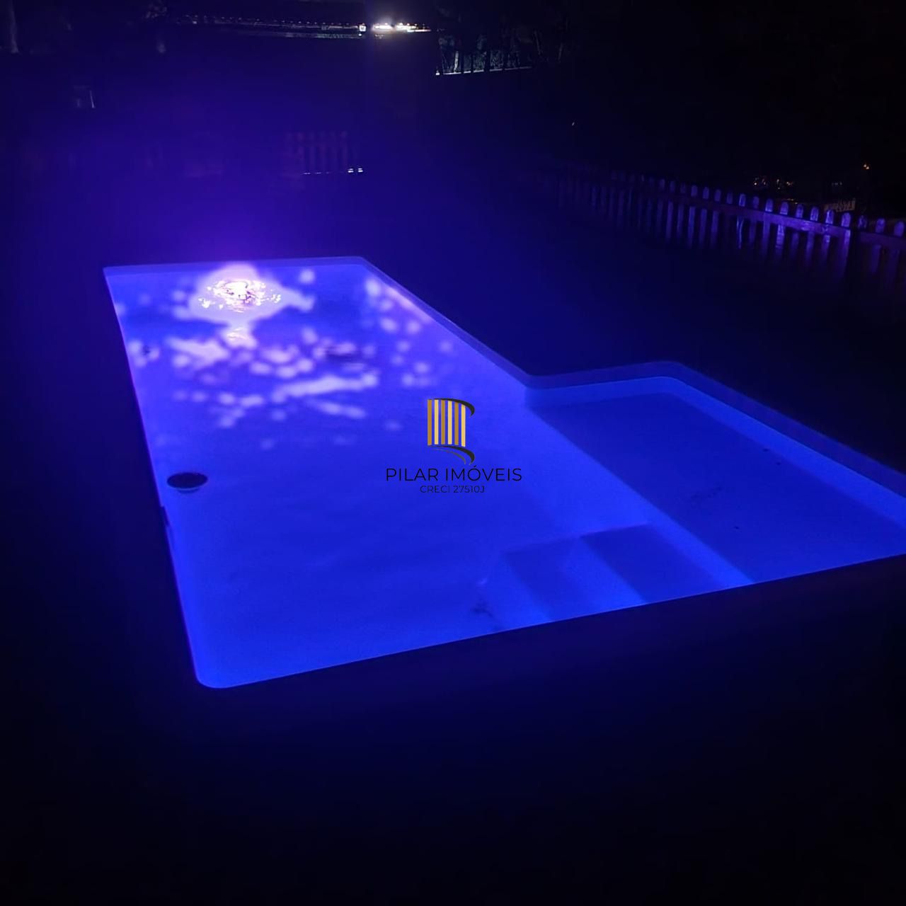 Casa com 2 dormitórios, piscina em terreno totalmente arborizado.