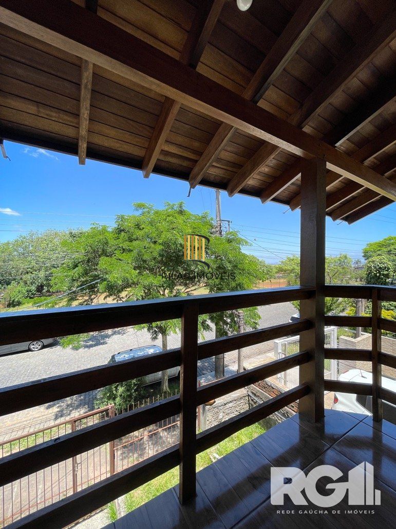 Casa mobiliada com 3 dormitórios e piscina.