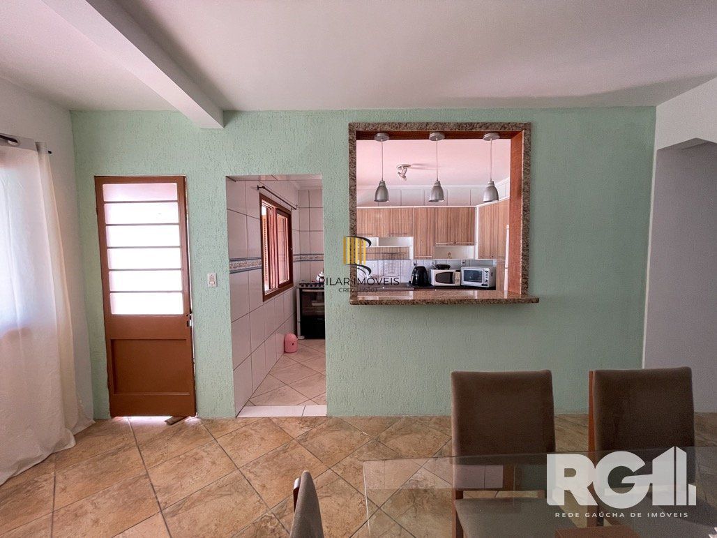 Casa mobiliada com 3 dormitórios e piscina.