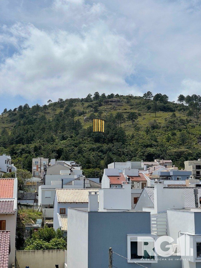 Bela casa três dormitórios localizada nos altos do bairro Guarujá