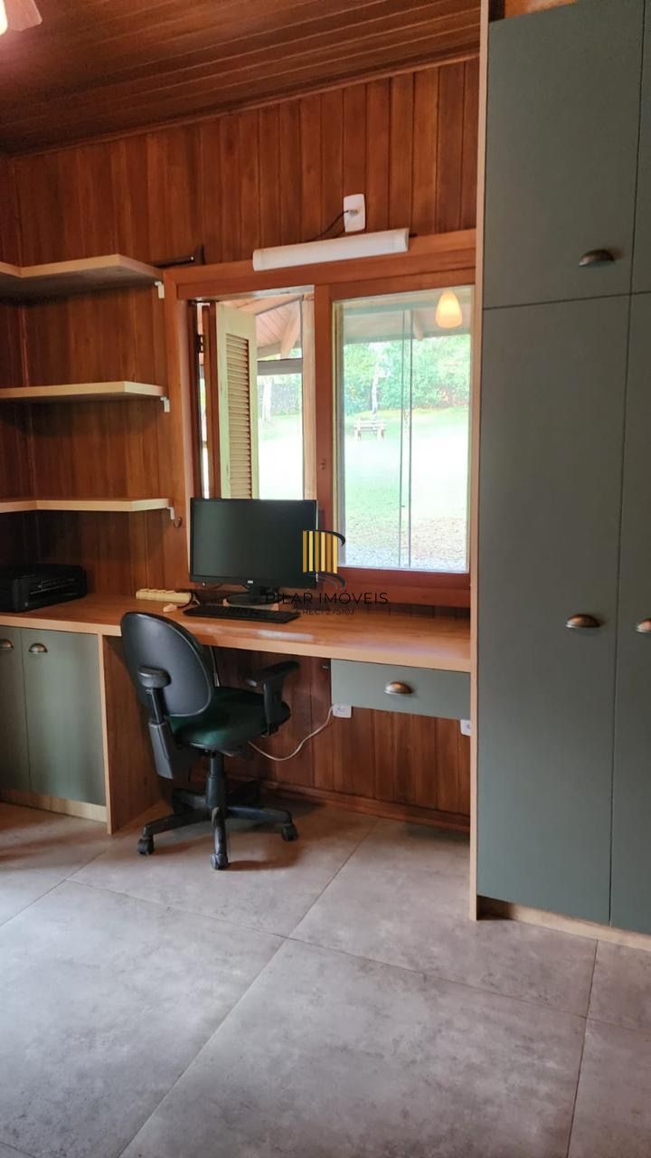 Casa com 2 dormitórios, piscina em terreno totalmente arborizado.