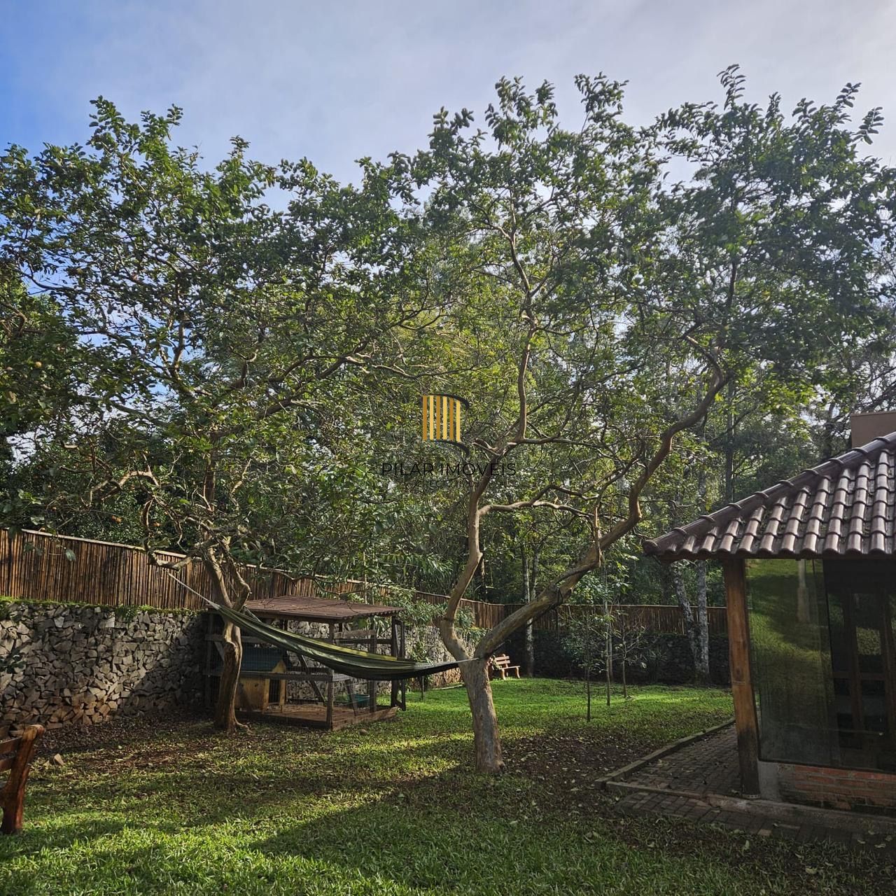 Casa com 2 dormitórios, piscina em terreno totalmente arborizado.