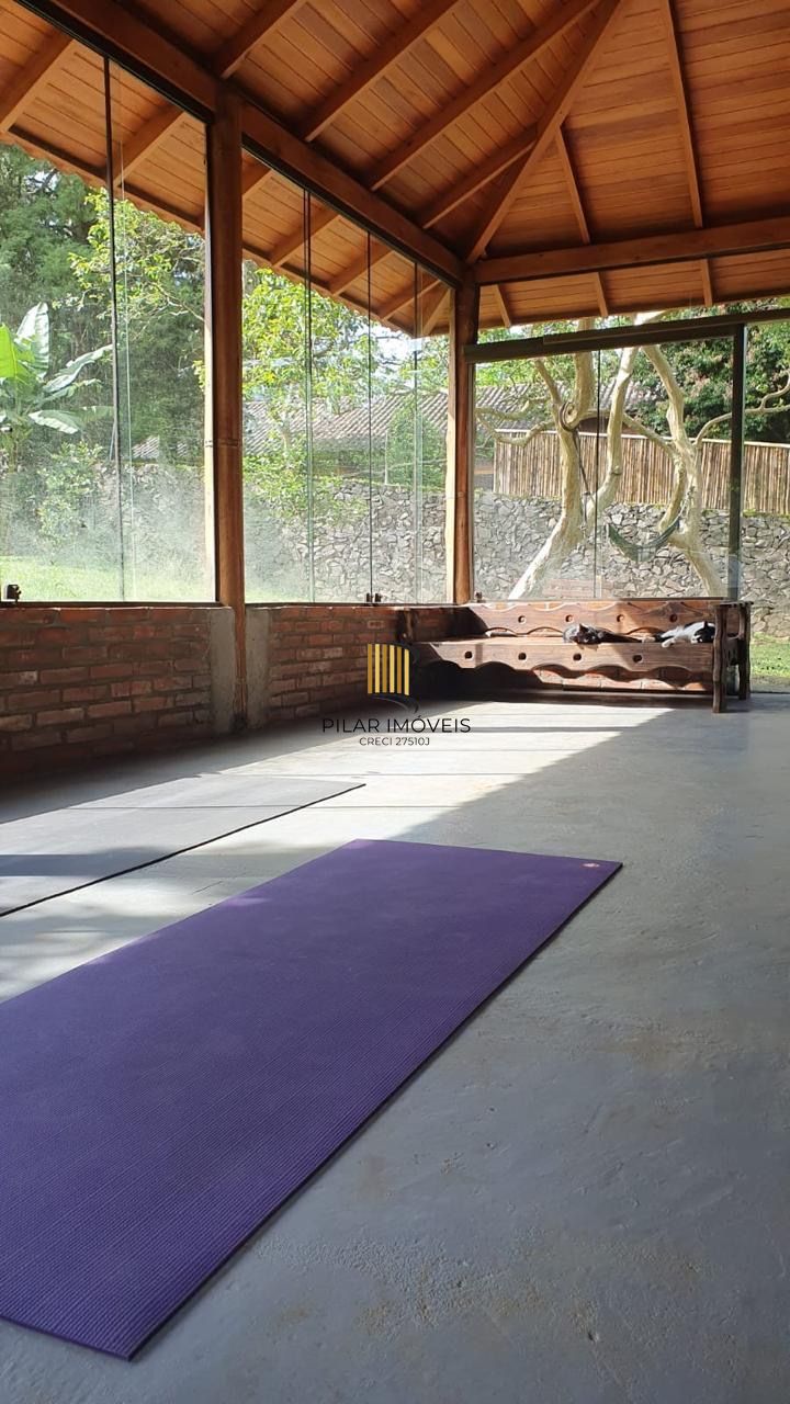 Casa com 2 dormitórios, piscina em terreno totalmente arborizado.