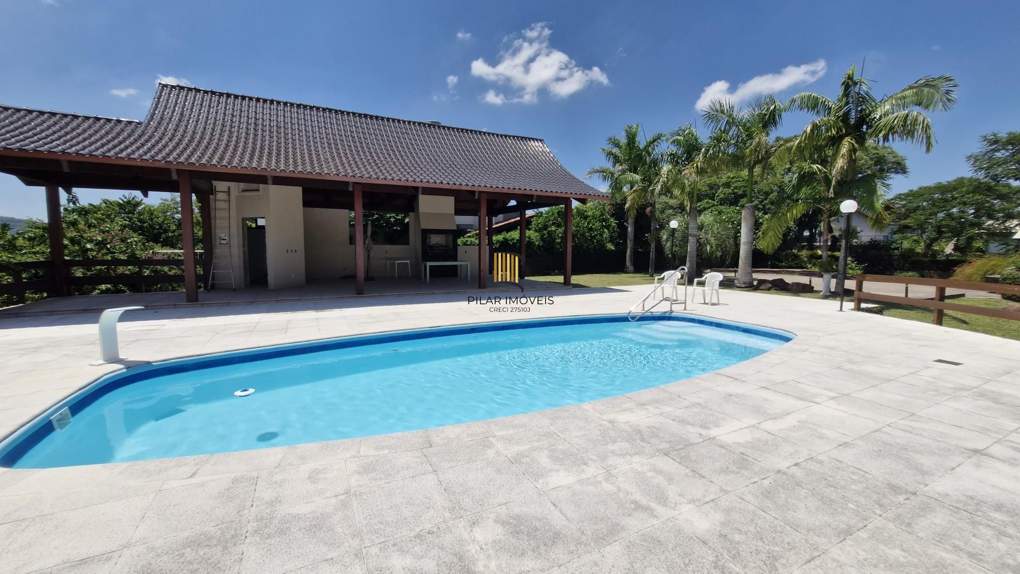 Residência de alto padrão no CONDOMÍNIO HORIZONTAL JARDIM DO SOL na zona sul de Porto Alegre