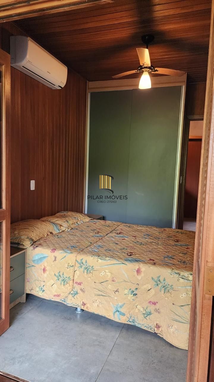 Casa com 2 dormitórios, piscina em terreno totalmente arborizado.