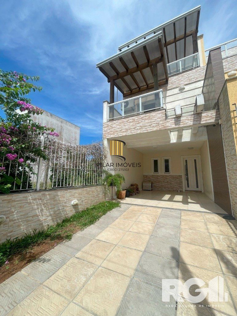 Bela casa três dormitórios localizada nos altos do bairro Guarujá