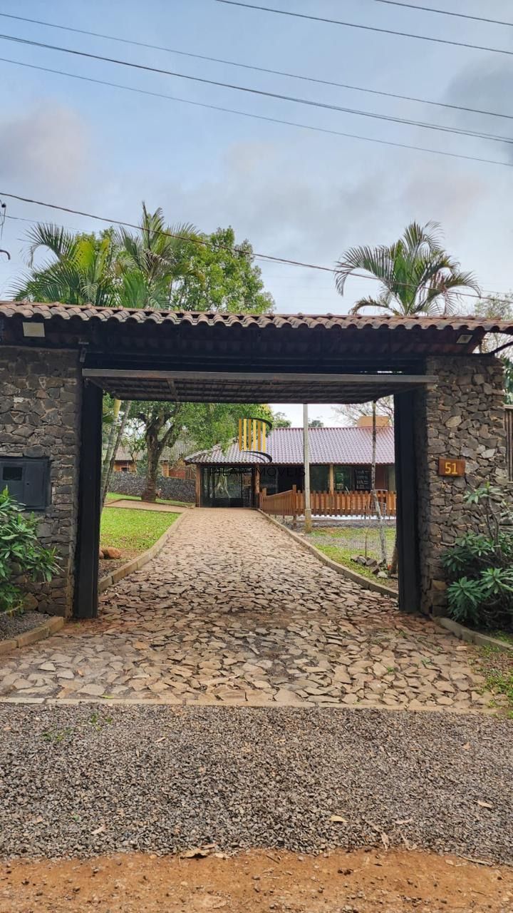 Casa com 2 dormitórios, piscina em terreno totalmente arborizado.