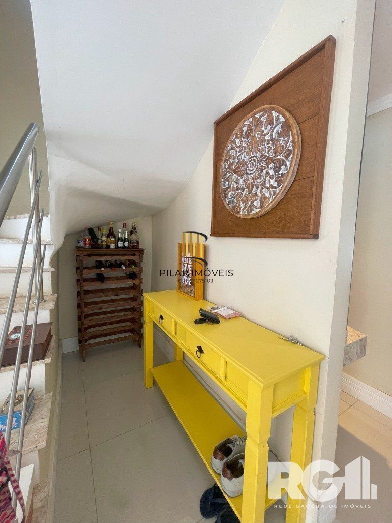 Bela casa três dormitórios localizada nos altos do bairro Guarujá