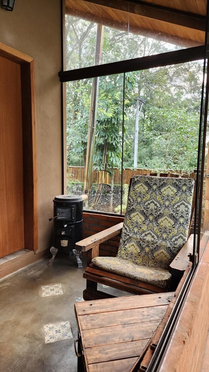 Casa com 2 dormitórios, piscina em terreno totalmente arborizado.