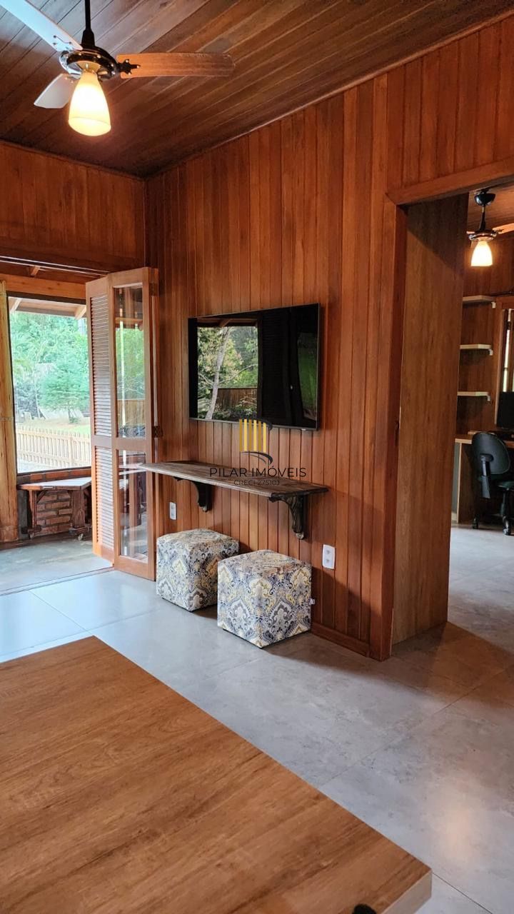 Casa com 2 dormitórios, piscina em terreno totalmente arborizado.