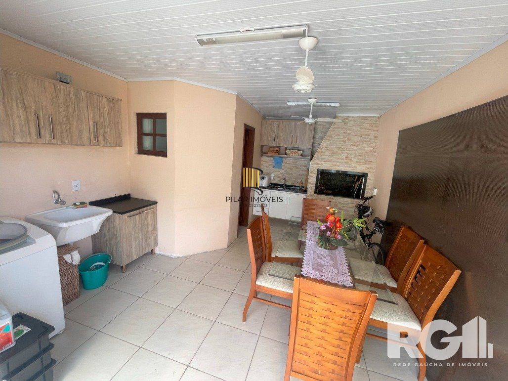 Bela casa três dormitórios localizada nos altos do bairro Guarujá
