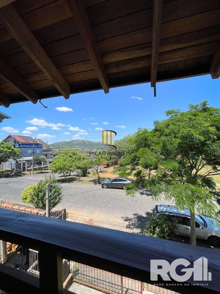 Casa mobiliada com 3 dormitórios e piscina.
