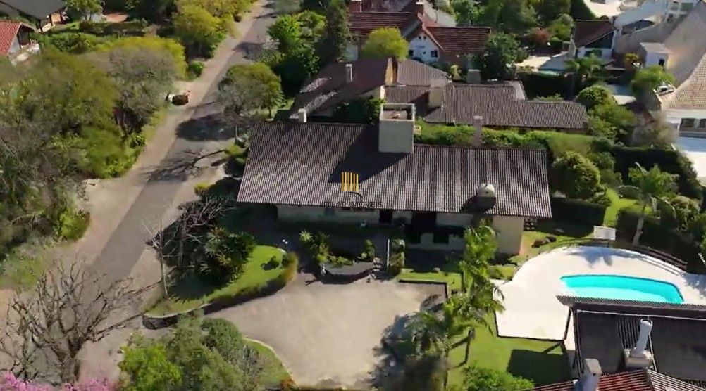 Residência de alto padrão no CONDOMÍNIO HORIZONTAL JARDIM DO SOL na zona sul de Porto Alegre