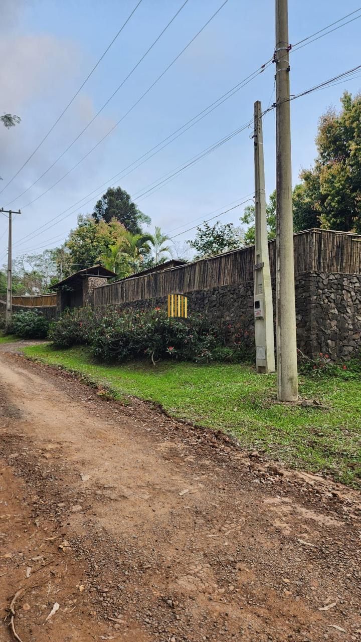 Casa com 2 dormitórios, piscina em terreno totalmente arborizado.
