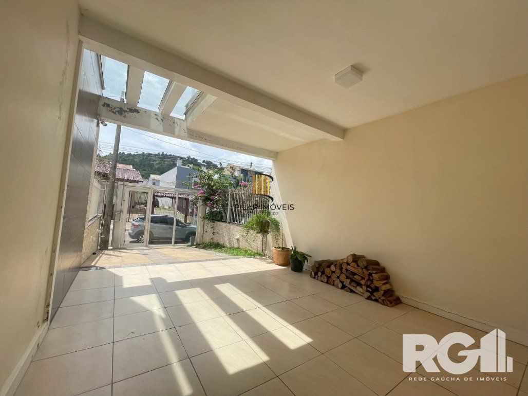 Bela casa três dormitórios localizada nos altos do bairro Guarujá