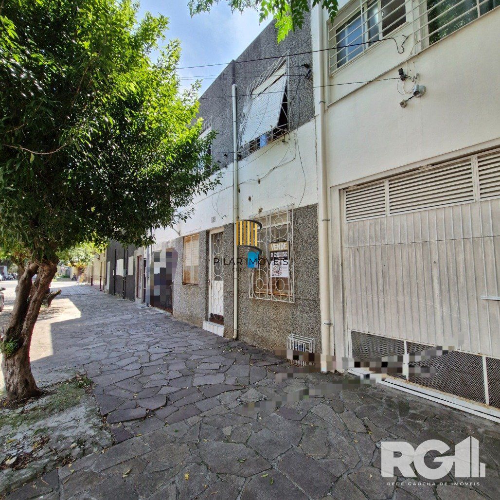 Residência no Bairro Azenha, com quatro dormitórios