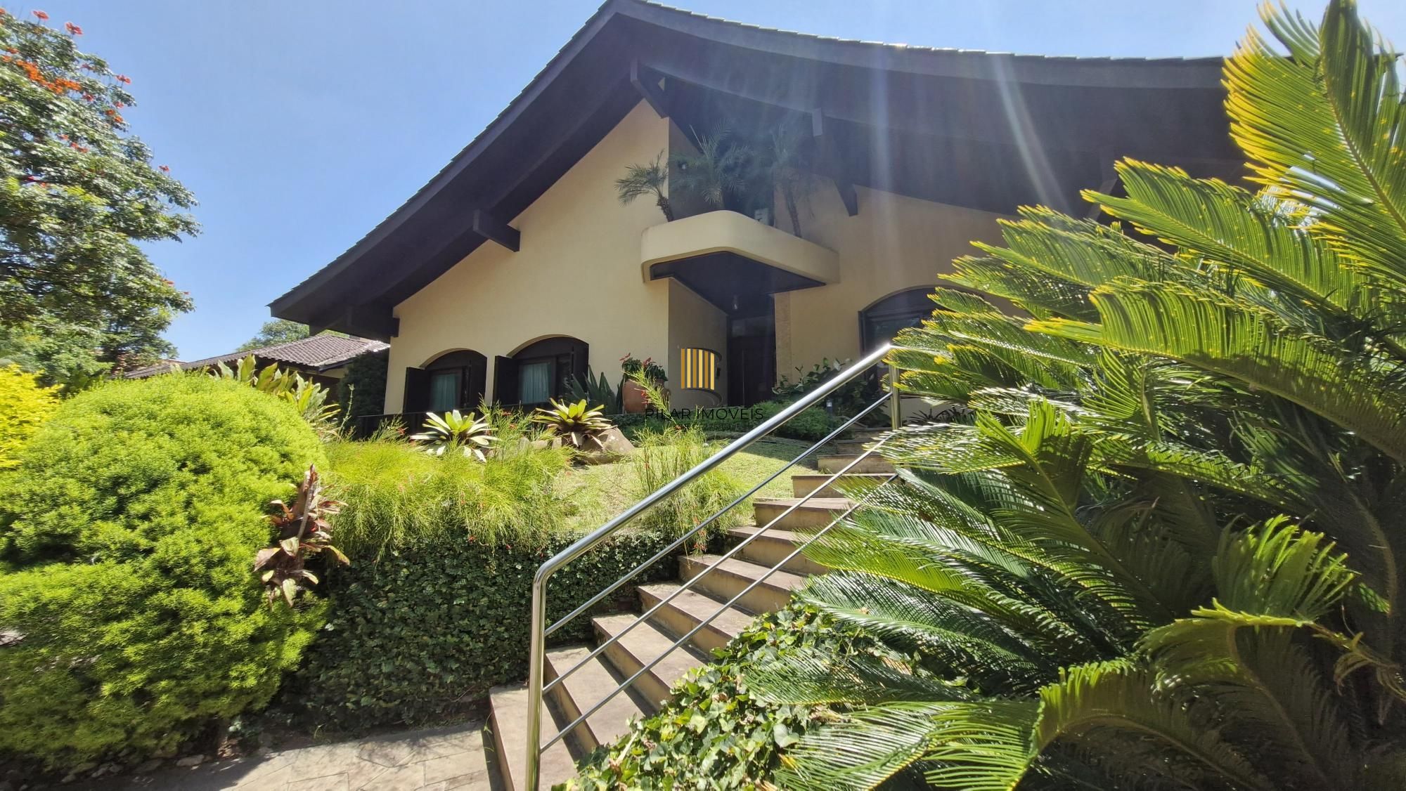 Residência de alto padrão no CONDOMÍNIO HORIZONTAL JARDIM DO SOL na zona sul de Porto Alegre