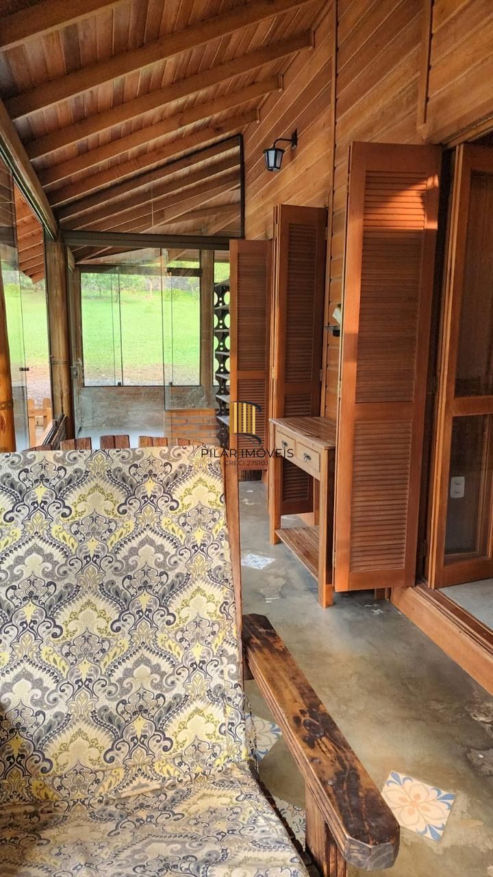 Casa com 2 dormitórios, piscina em terreno totalmente arborizado.