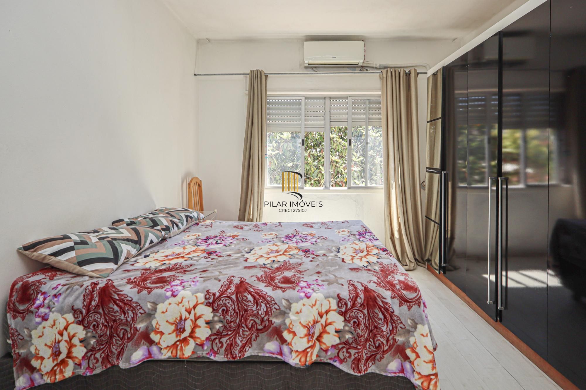 Com 2 quartos, 1 banheiro, opção do 2.º banheiro, e escritório,