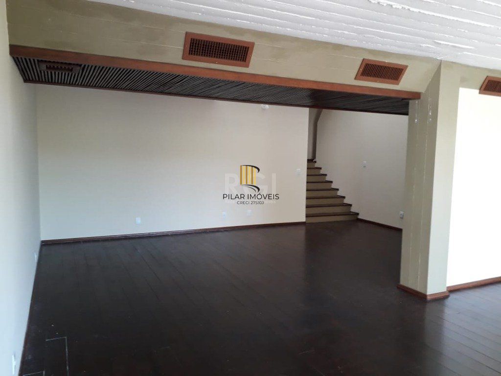 Casa para Venda - 385m², 5 dormitórios, sendo 1 suites, 4 vagas - Petrópolis
